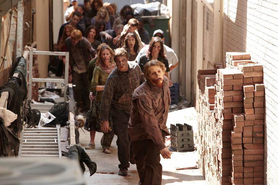 walkers-are-told-to-stay-completely-silent-while-filming-the-walking-dead-16499