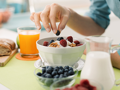 Woman preparing a healthy breakfast.